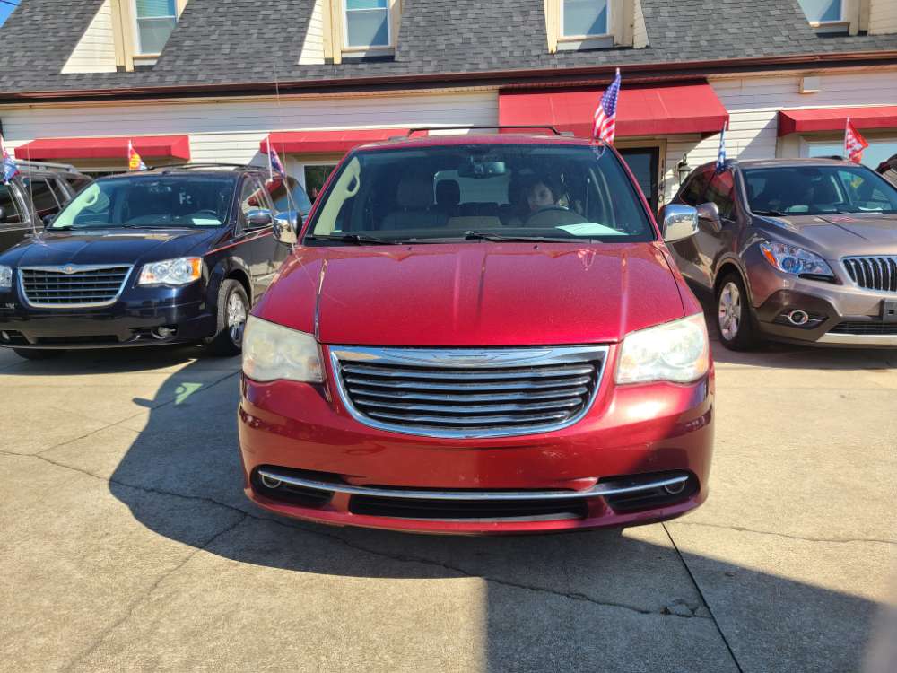 Chrysler Town & Country 2013 Red