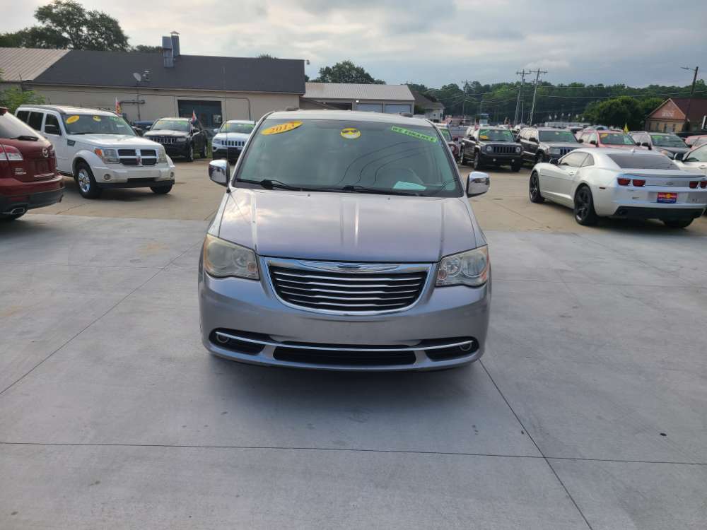 Chrysler Town & Country 2013 Tan