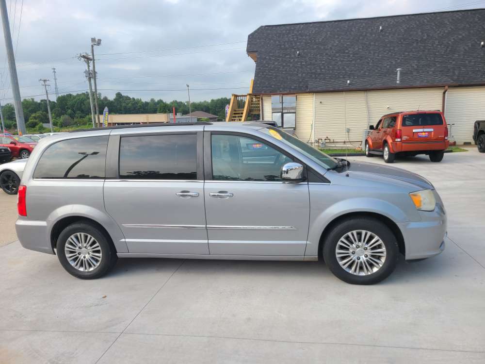 Chrysler Town & Country 2013 Tan