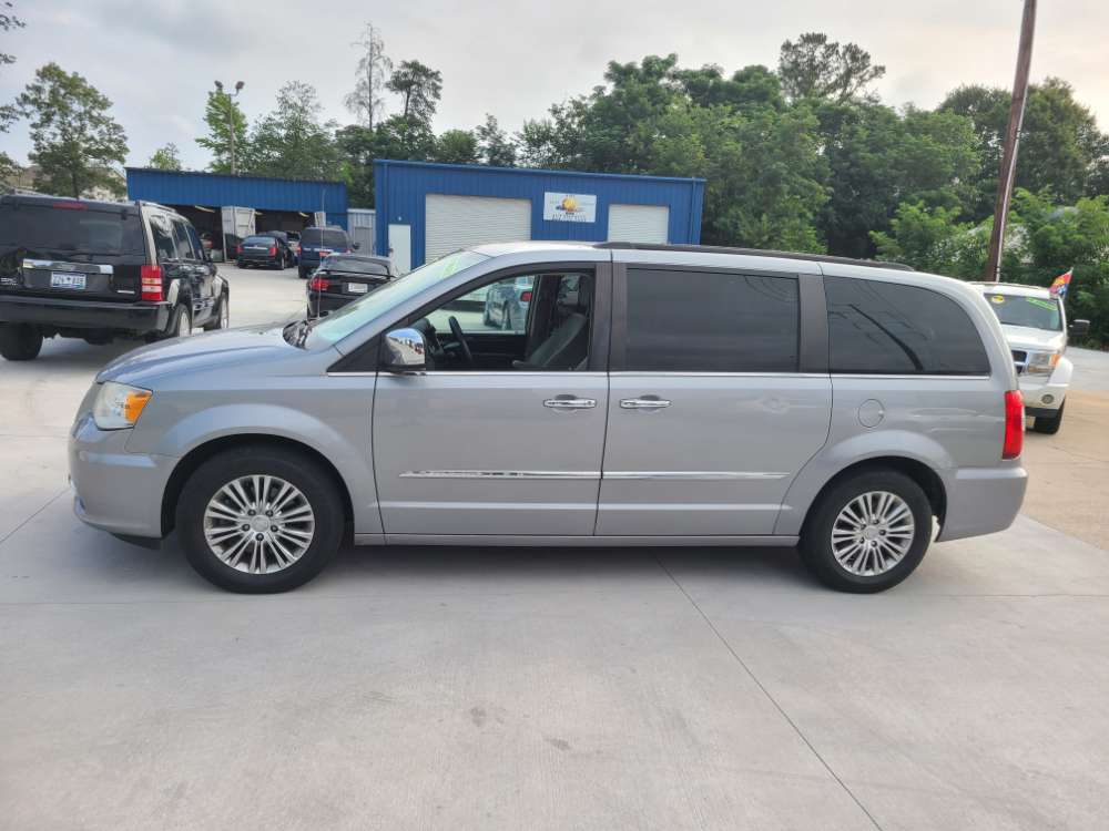 Chrysler Town & Country 2013 Tan