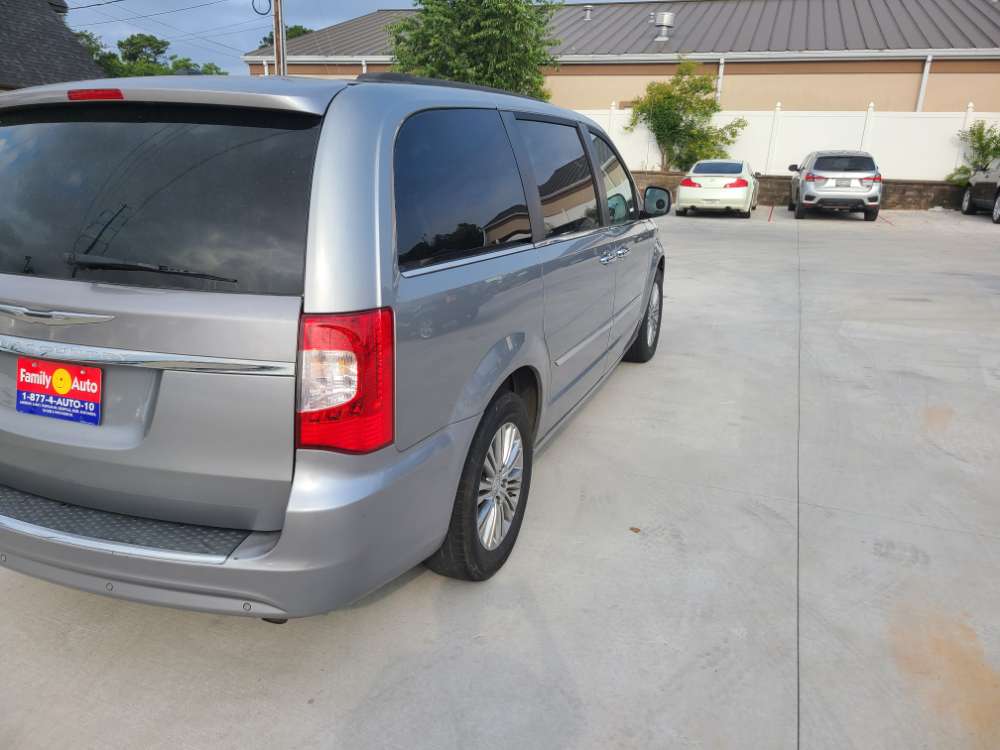 Chrysler Town & Country 2013 Tan