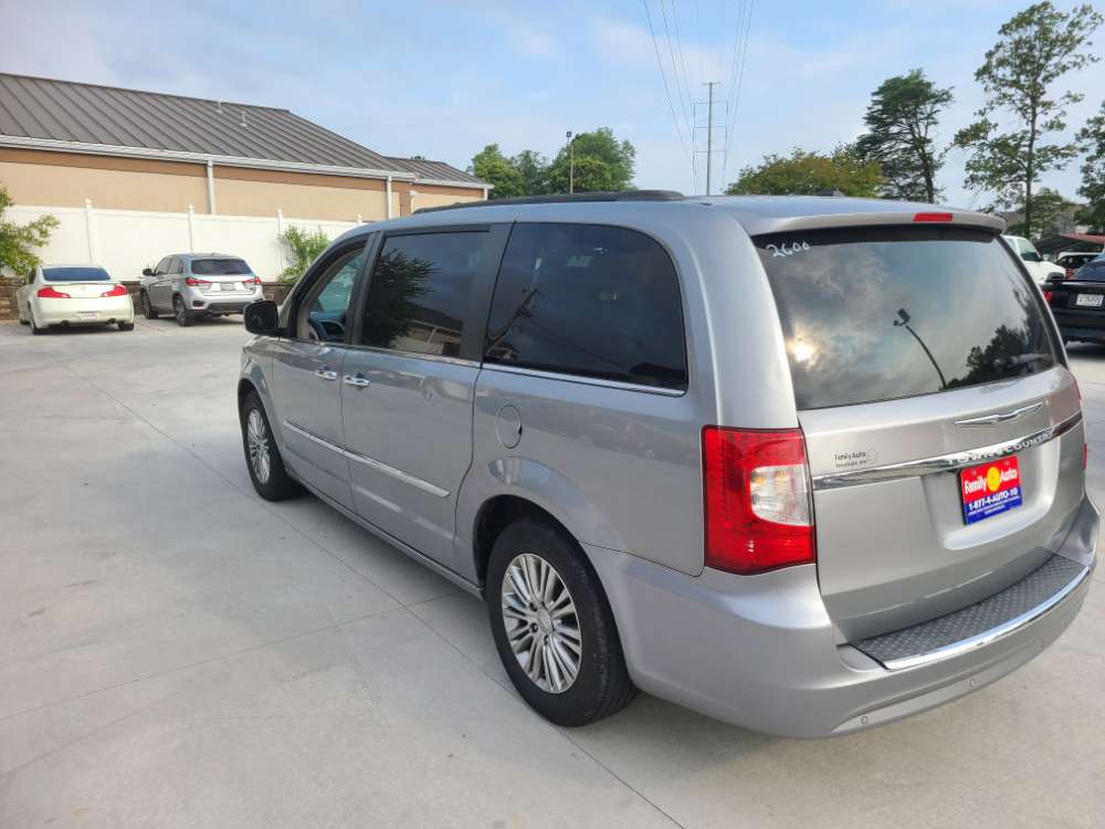Chrysler Town & Country 2013 Tan