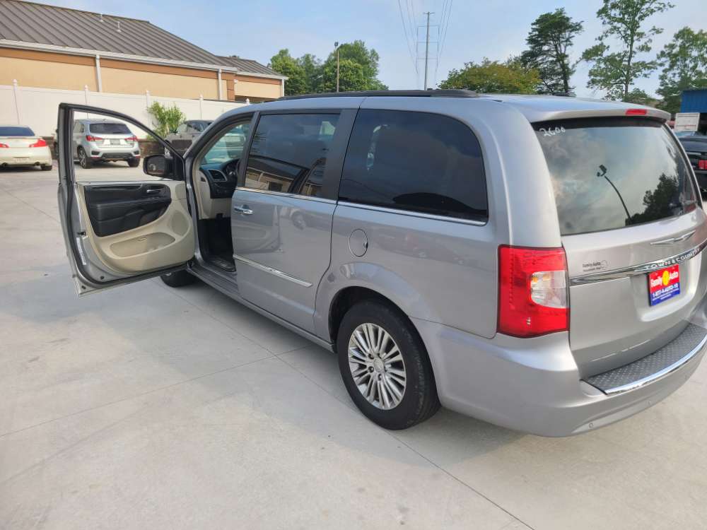 Chrysler Town & Country 2013 Tan