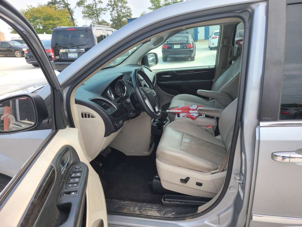 Chrysler Town & Country 2013 Tan