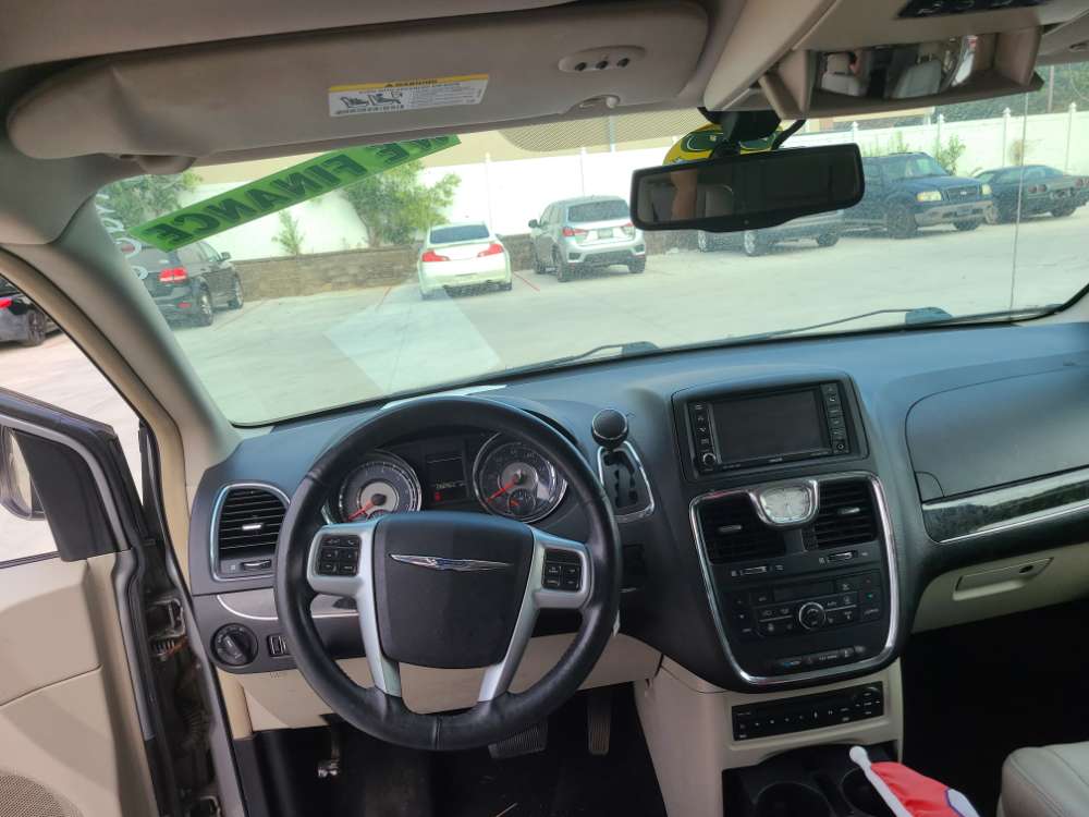 Chrysler Town & Country 2013 Tan