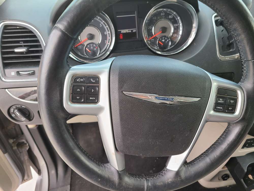 Chrysler Town & Country 2013 Tan