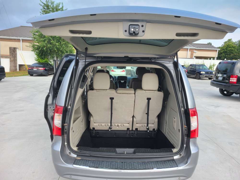 Chrysler Town & Country 2013 Tan